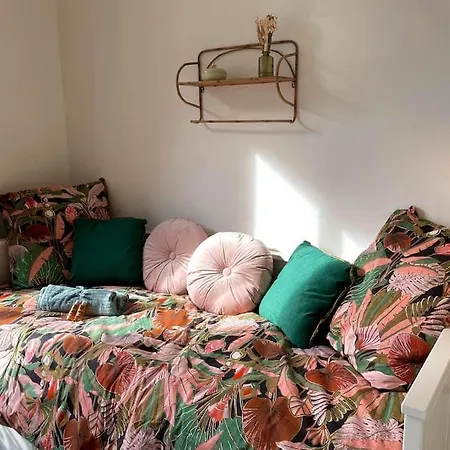 Charming Bright Sunny Studio Near Canal St Martin-3